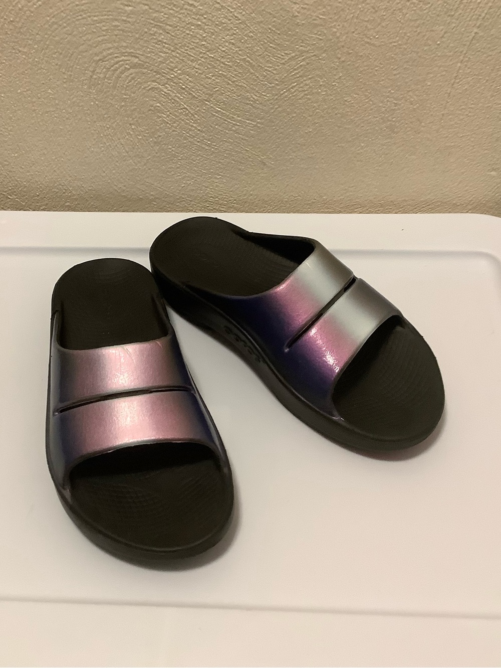 OOFOS| OOAHH LUXE SLIDE SANDAL MIDNIGHT SPECTRE Women’s size 8 iridescent Casual